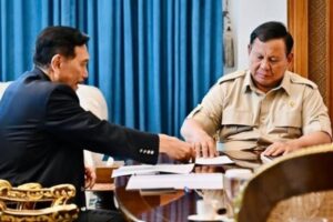 Presiden Prabowo Subianto (tengen) wawan rembug karo Ketua Dewan Ekonomi Nasional (DEN) Luhut Binsar Pandjaitan ing Istana Merdeka, Jakarta, Selasa (21/4/2026). (Foto: Antara)