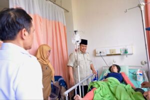 Presiden Prabowo Subianto mbezuk pasien kurban tatu kacilakan tabrakan sepur Argo Bromo Anggrek karo KRL ing RSUD dr. Chasbullah Abdulmadjid, Kota Bekasi, Selasa, 28 April 2026. (Foto: Antara).