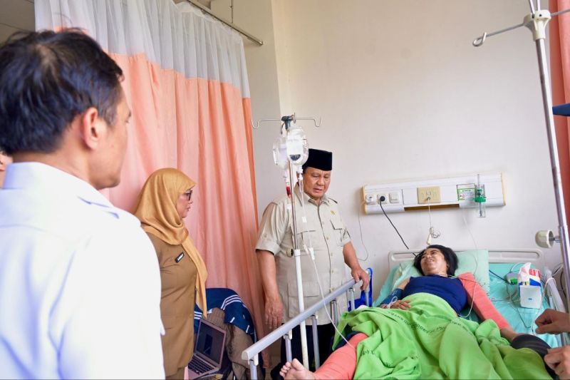 Presiden Prabowo Subianto mbezuk pasien kurban tatu kacilakan tabrakan sepur Argo Bromo Anggrek karo KRL ing RSUD dr. Chasbullah Abdulmadjid, Kota Bekasi, Selasa, 28 April 2026. (Foto: Antara).
